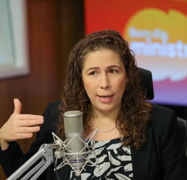 ministra da gestão e da inovação em serviços públicos esther dweck.