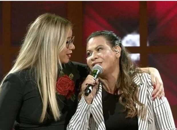 Após exigir 50% do seguro das demais vítimas do acidente, mãe da cantora apareceu comemorando nova silhueta como se nada tivesse acontecido