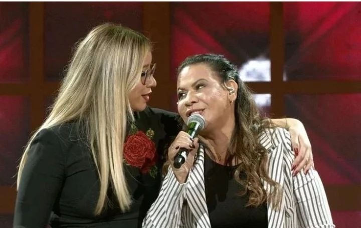 Após exigir 50% do seguro das demais vítimas do acidente, mãe da cantora apareceu comemorando nova silhueta como se nada tivesse acontecido