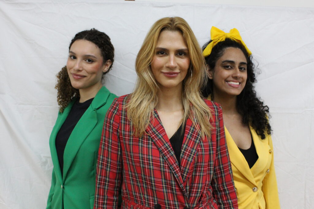 espetáculo atração mortal – o musical com marina abreu, milena reis e gabriela cavalcanti em suas respectivas personagens heather duke, heather chandler e heather mcnamara créditos divulgação