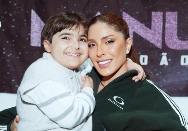 Cantora compartilha momento de fé e superação após dias de tensão com o pequeno Theo, de 9 anos, internado durante as férias na Bahia