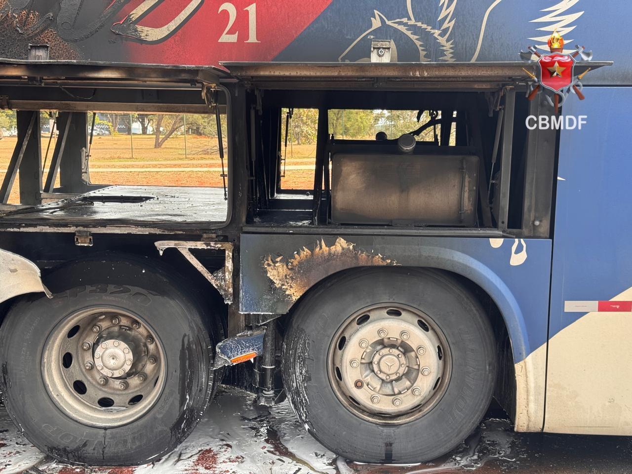 onibus pega fogo incendio