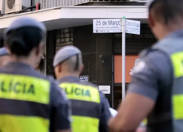 policiais na rua 25 de março