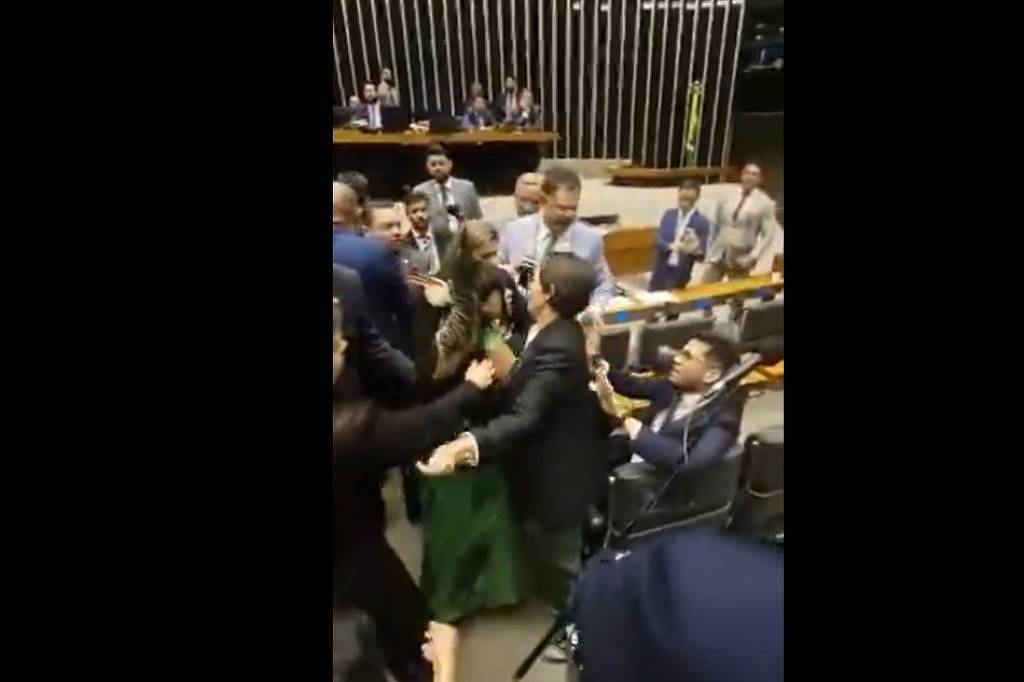 célia xakriabá e kim kataguiri brigam e polícia é chamada durante votação de licenciamento ambiental