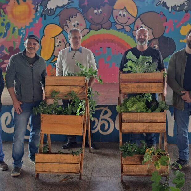 foto 5 mat entrega de hortas verticais para as escolas (1)