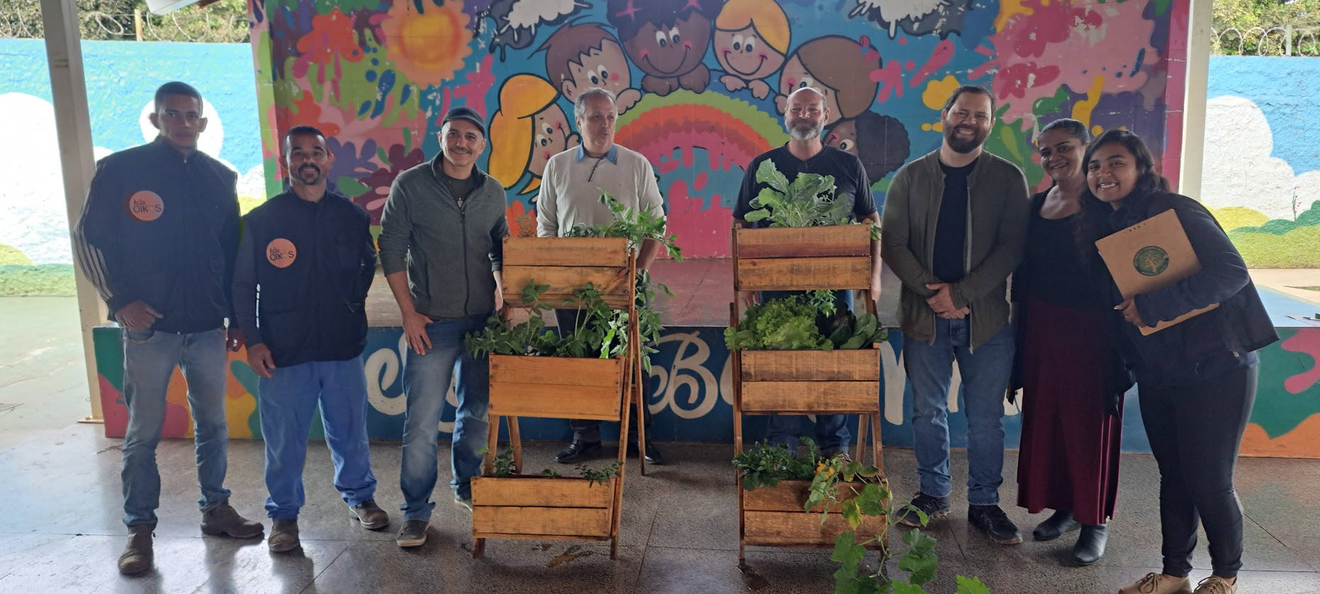 foto 5 mat entrega de hortas verticais para as escolas (1)