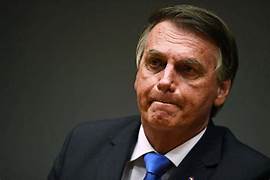 Ex-presidente vira réu com tornozeleira eletrônica, fica proibido de falar com Eduardo Bolsonaro e entra no centro de uma crise internacional com os EUA.