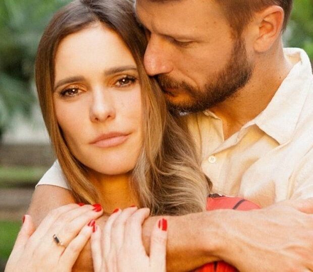 Apresentadora descarta a ideia com bom humor e defende o amor romântico: “Eu gosto do meu parceiro, ele tá por mim e eu por ele”