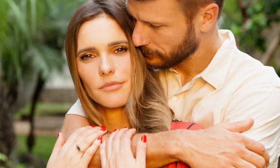 Apresentadora descarta a ideia com bom humor e defende o amor romântico: “Eu gosto do meu parceiro, ele tá por mim e eu por ele”