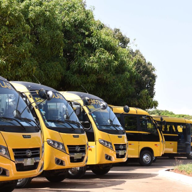 21.7. Ônibus escolares. foto mary leal seedf