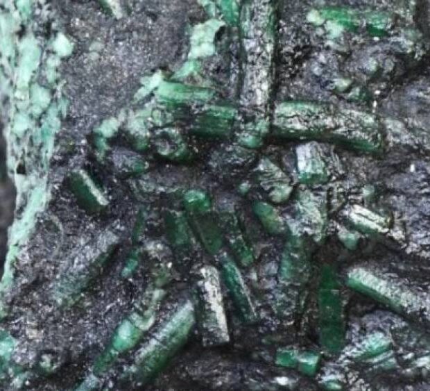 esmeralda bruta encontrada na bahia