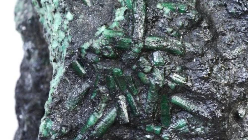 esmeralda bruta encontrada na bahia