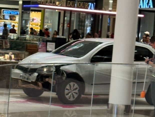 carro invade shopping em goiânia atravessa corredor com clientes e destrói quiosque