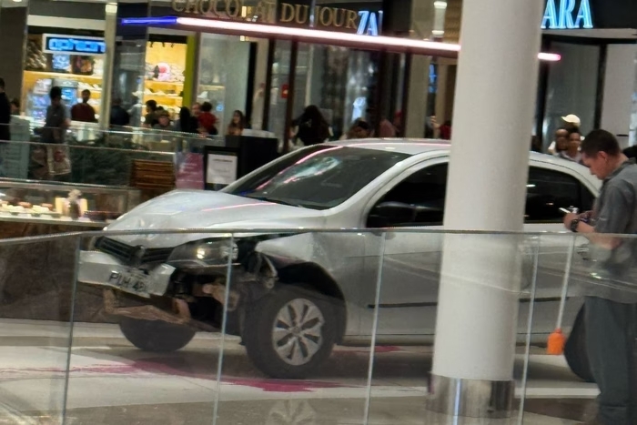 carro invade shopping em goiânia atravessa corredor com clientes e destrói quiosque