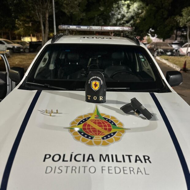 mulher detira arma de fogo