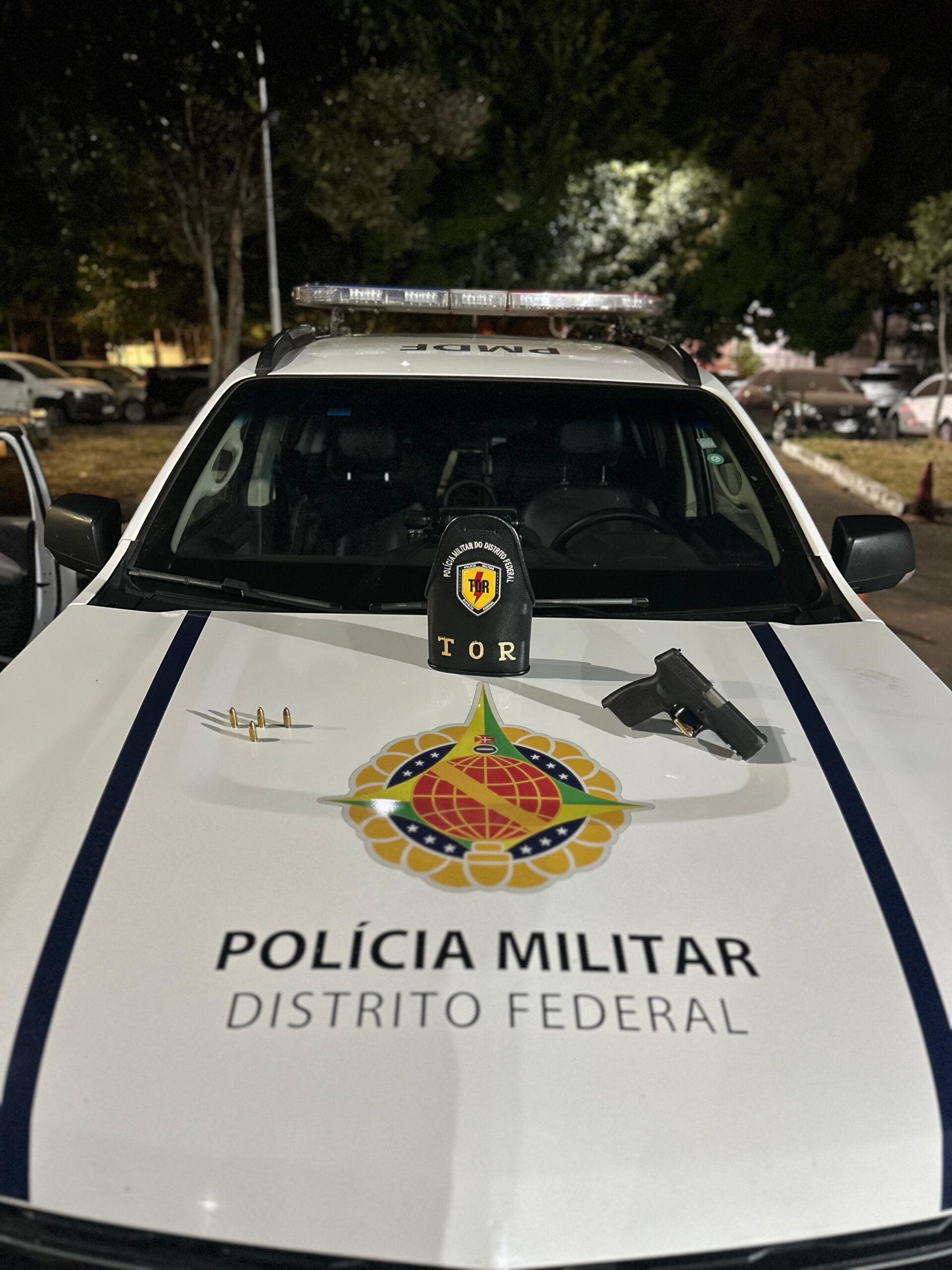 mulher detira arma de fogo