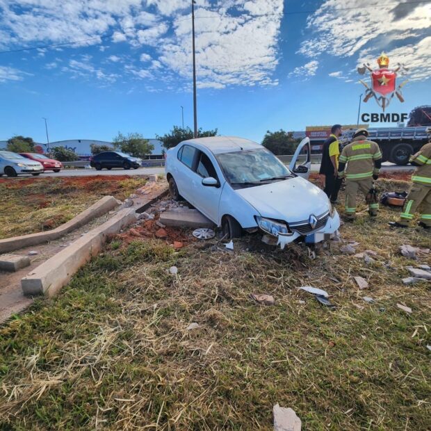 carro colide com caminhão na via estrutural