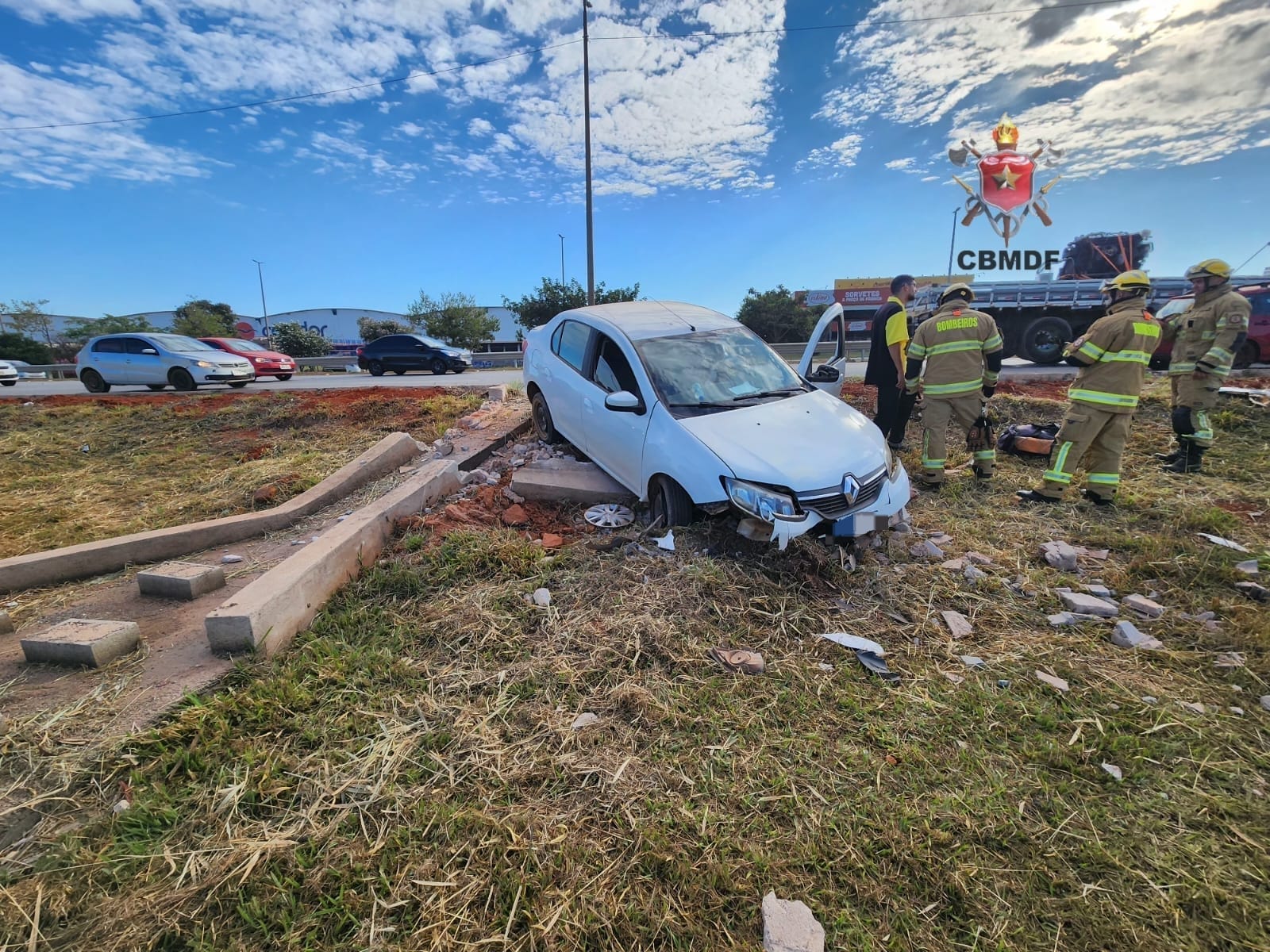 carro colide com caminhão na via estrutural