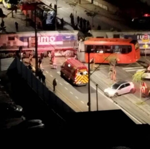 Ônibus parte ao meio após colidir com trem