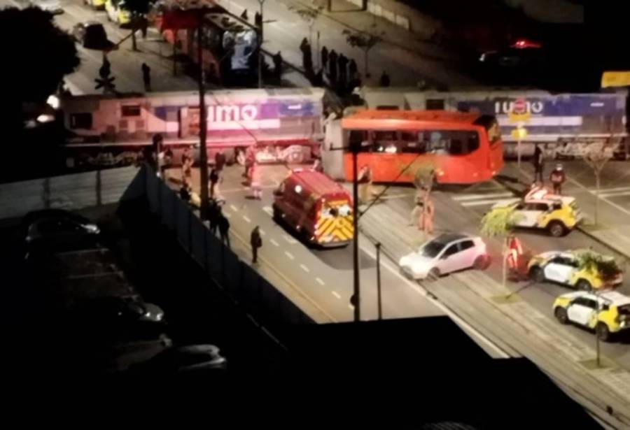 Ônibus parte ao meio após colidir com trem