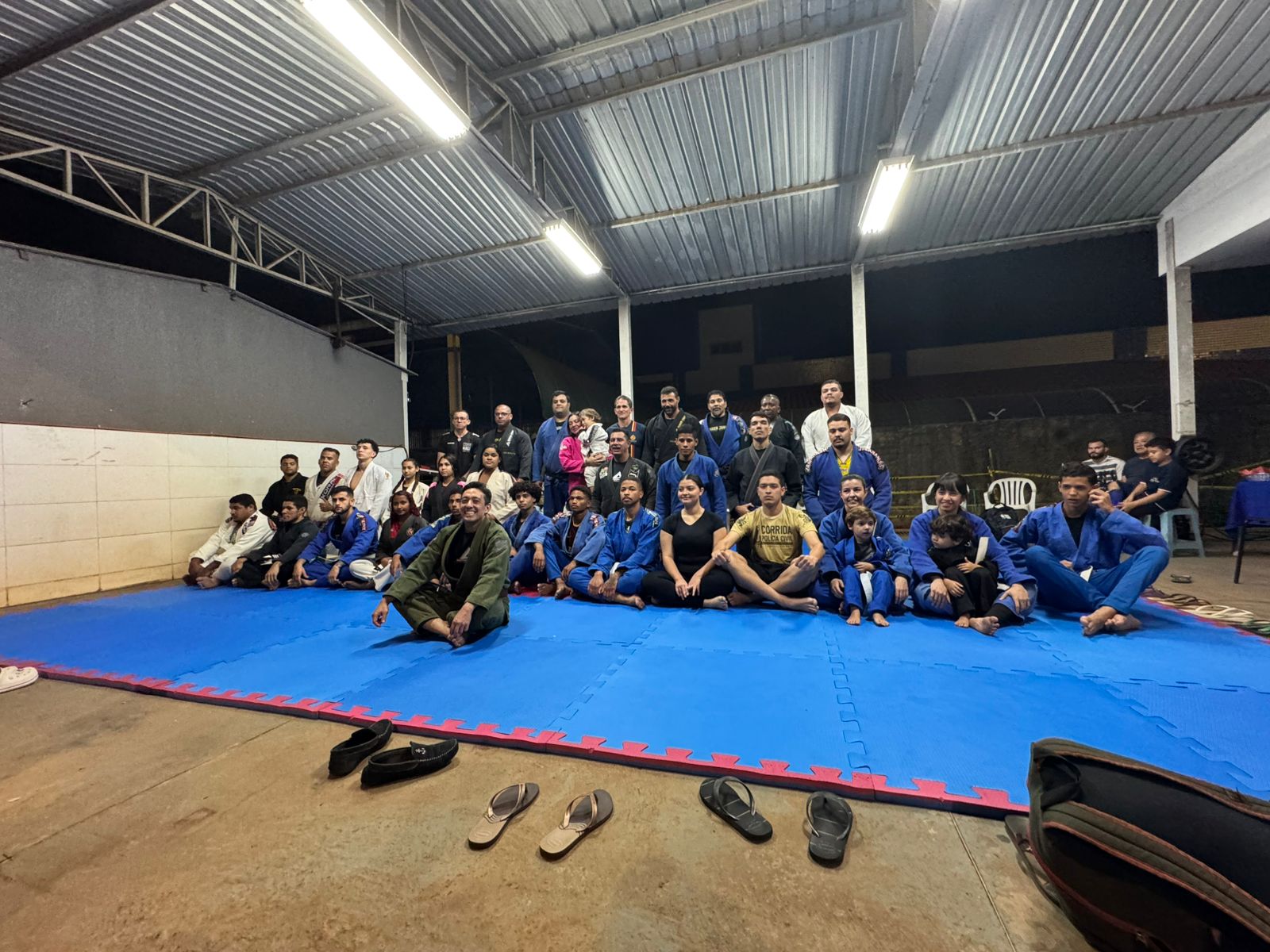 aulas de jiu jitsu e boxe para a comunidade