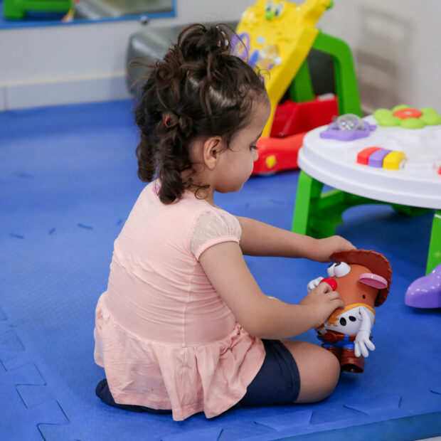 24.10.2024 entrega de suspensórios para crianças com desafios de desenvolvimento ualisson noronha agencia saude df 02