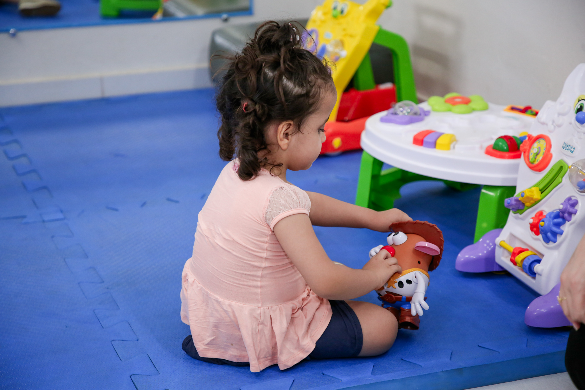 24.10.2024 entrega de suspensórios para crianças com desafios de desenvolvimento ualisson noronha agencia saude df 02