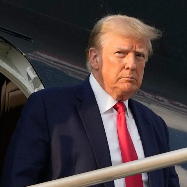 O nome de Trump estaria entre os registros do escândalo Epstein e, enquanto a tão falada lista não vem à tona, cresce o burburinho (e a pressão) nos bastidores do poder americano.