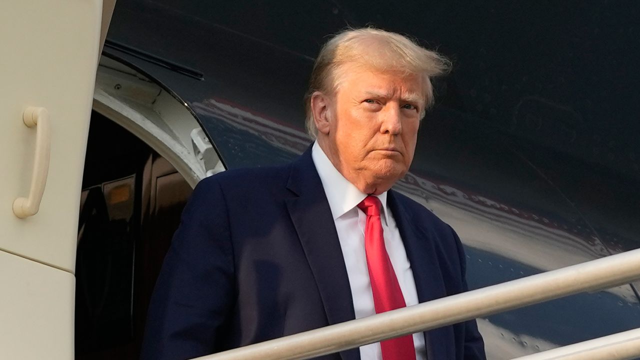 O nome de Trump estaria entre os registros do escândalo Epstein e, enquanto a tão falada lista não vem à tona, cresce o burburinho (e a pressão) nos bastidores do poder americano.