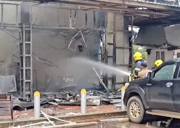 bombeiros atuam para extinguir incendio em meio ao confronto na regiao de fronteira entre tailandia e camboja 70ff86ef2b