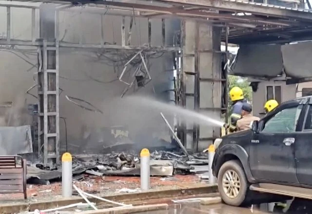 bombeiros atuam para extinguir incendio em meio ao confronto na regiao de fronteira entre tailandia e camboja 70ff86ef2b