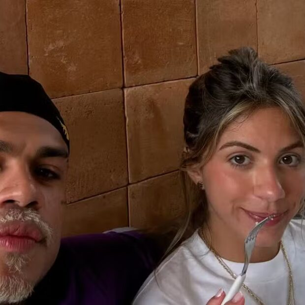 O funkeiro publica raro clique com Giovanna Mendes, carioca radicada na França, musa inspiradora e dona do coração do cantor. Oui, mon amour!