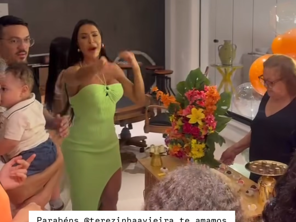 Mesmo após separação, musa fitness mantém laços com a mãe do cantor e organiza festa emocionante