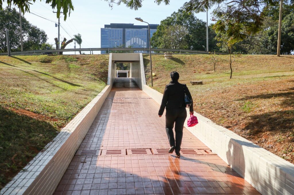 as passagens subterrâneas do eixão são pouco procuradas por quem atravessa a via foto renato alves agência brasília