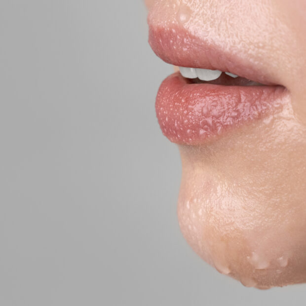 feche o retrato de uma mulher com pele hidratada