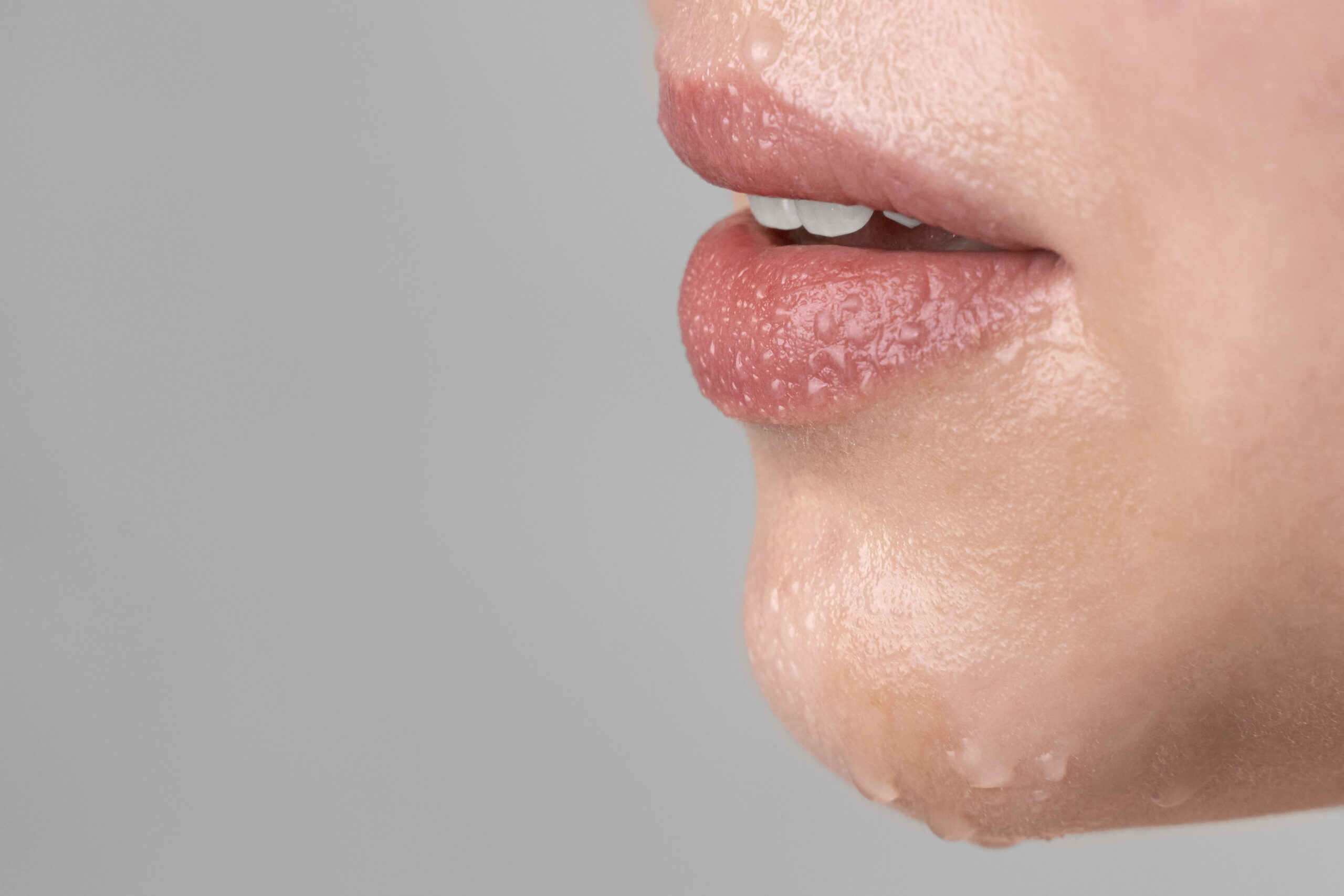 feche o retrato de uma mulher com pele hidratada