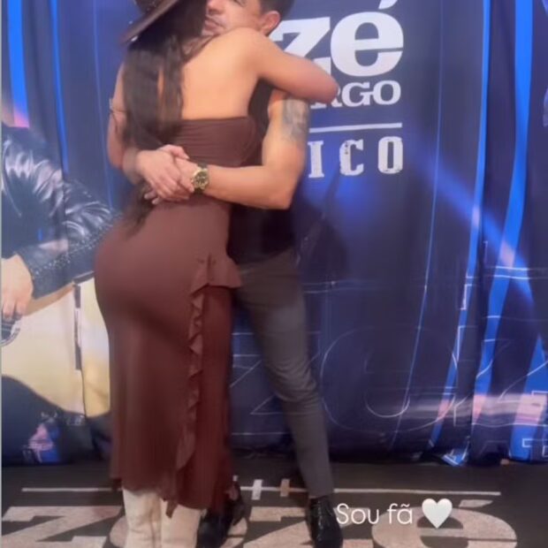 Zezé chamou uma fã direto do meio da plateia pro camarim e, claro, a internet já ligou os pontinhos com o passado caliente do sertanejo!