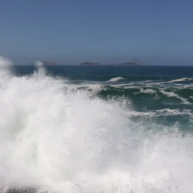 ressaca no mar do rio,