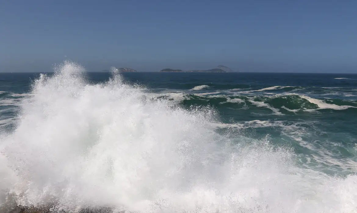 ressaca no mar do rio,