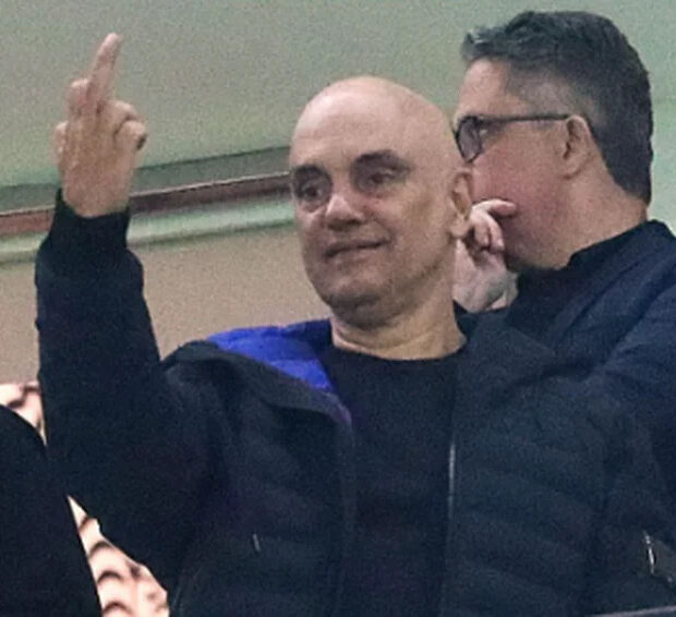 moraes vai a jogo do corinthians sorri acena e faz gesto obsceno em dia de sanção dos eua