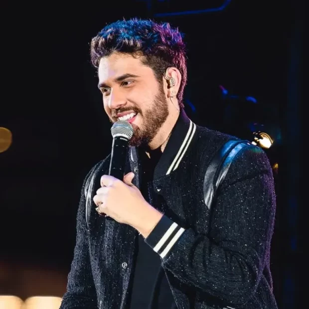 Prepare o coração (e o look drama elegante): ele vai cantar pertinho da gente!