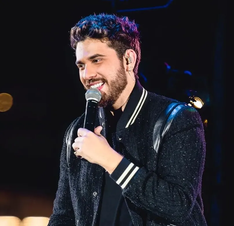 Prepare o coração (e o look drama elegante): ele vai cantar pertinho da gente!