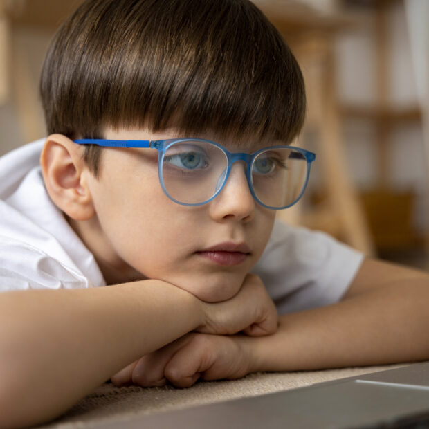 garotinho assistindo filmes no laptop