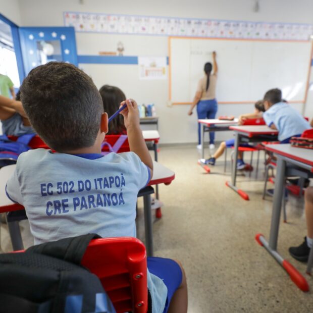 com acertos sobre o fim da greve, aulas da rede pública são retomadas normalmente foto tony oliveira agência brasília