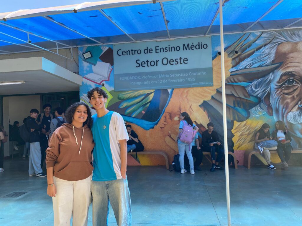 estudantes do centro de ensino médio setor oeste (cemso), gabriely garcia de araújo, de 17 anos e filipe glukhas reis nunes, de 18 anos créditos daniel xavier