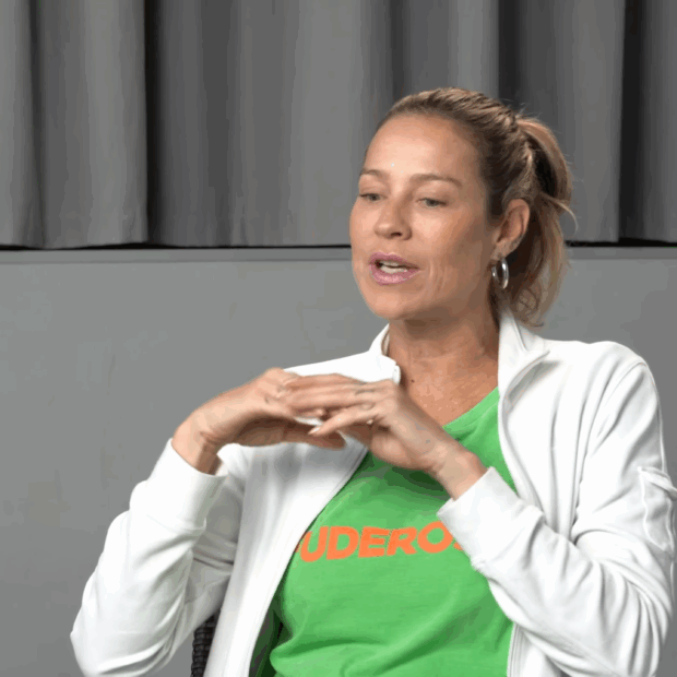 Solteira e sem papas na língua, atriz dispara que homem só pensa em sexo e ironiza quem ainda acredita em romantismo masculino: “Tony Ramos? Me poupe!”