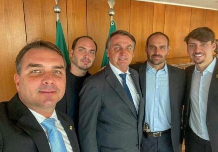 o presidente jair bolsonaro com os filhos flavio carlos eduardo e renan 1661994612945 v2 900x506