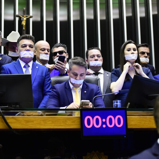 manifestação de parlamentares de oposição