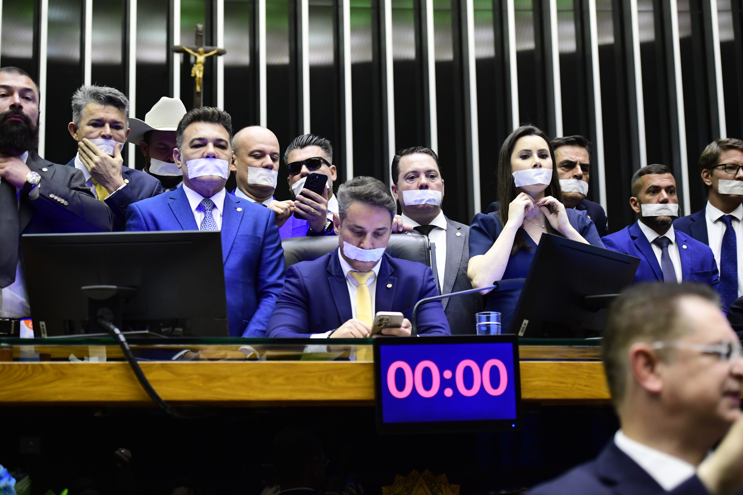 manifestação de parlamentares de oposição