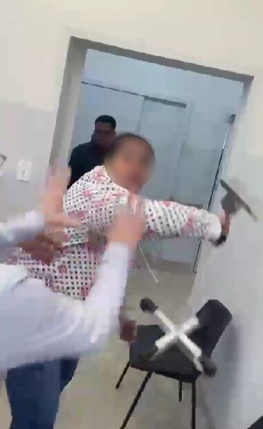 A profissional foi atacada com tapa no rosto, empurrões e ameaças dentro do ambiente de trabalho; agressora foi liberada e voltou à unidade horas depois.